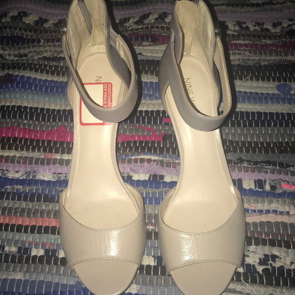 Two-tone heels